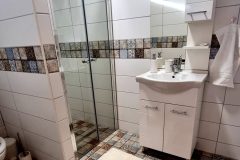 apartmanok-furdoszoba-scaled